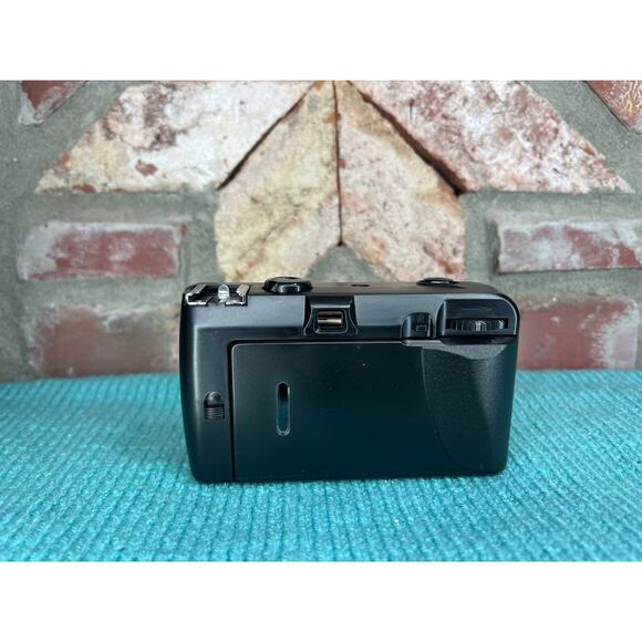 Rikinon 35mm Focus free Camera - Picture 4 of 8